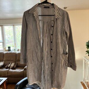 WOMANS P COMPANY  BUTTON DOWN SHIRT SIZE SMALL    R